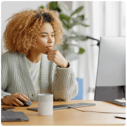 Gif d'une entrepreneure consultant son site web